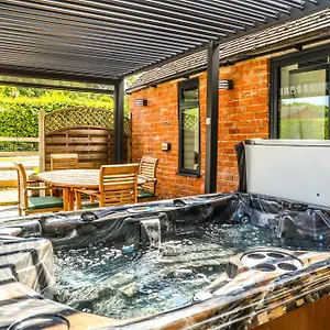 With Hot Tub - Near And Tewkesbury Cheltenham